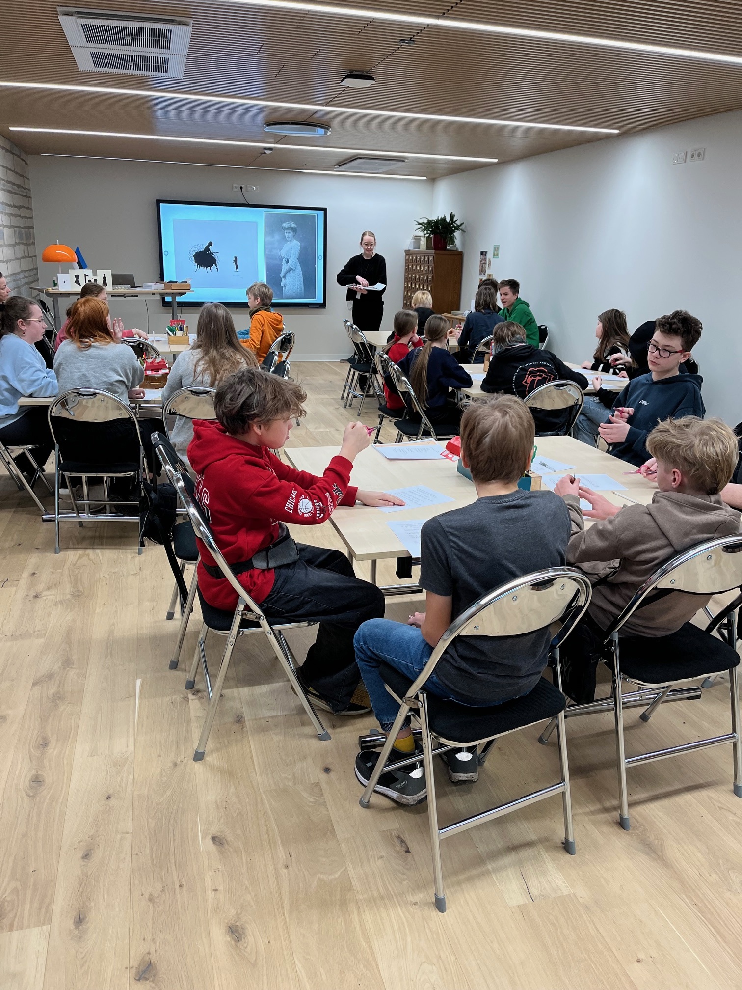 Kuuendikud rahvusarhiivis Eesti kooli ajalugu uurimas