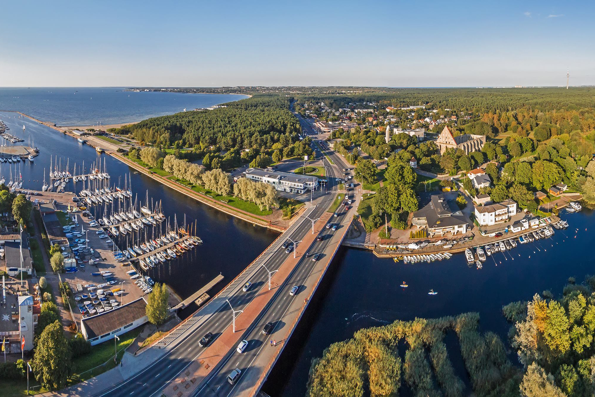 Pirita sild suvisel päikeselisel päeval droonivaade