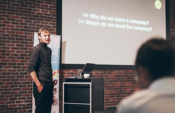 Timo Kullerkupp (RASK advokaadibüroo) seminari läbi viimas