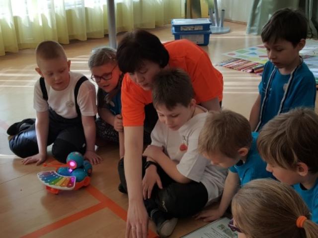 Kevadviktoriin Bee-Bot ja Blue-Bot minirobotidega kevadet otsimas ja tarkust kogumas.jpg