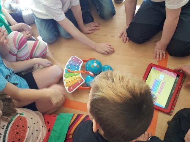 Kevadviktoriin Bee-Bot ja Blue-Bot minirobotidega kevadet otsimas ja tarkust kogumas.jpg