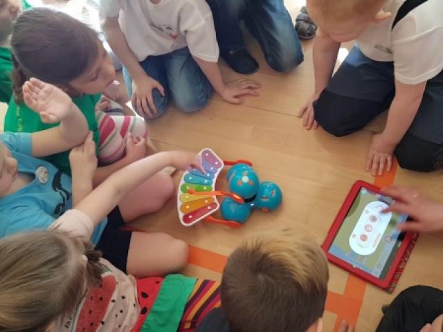 Kevadviktoriin Bee-Bot ja Blue-Bot minirobotidega kevadet otsimas ja tarkust kogumas.jpg
