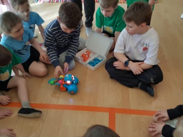 Kevadviktoriin Bee-Bot ja Blue-Bot minirobotidega kevadet otsimas ja tarkust kogumas.jpg