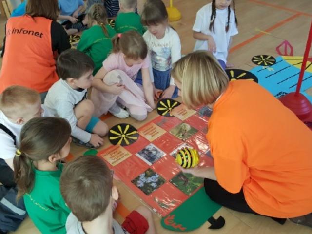 Kevadviktoriin Bee-Bot ja Blue-Bot minirobotidega kevadet otsimas ja tarkust kogumas.jpg