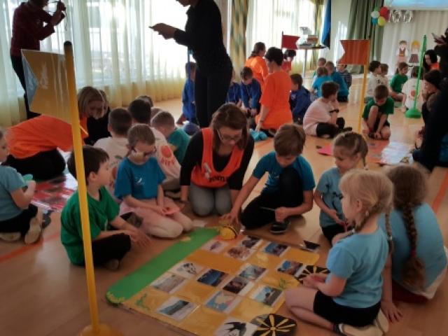 Kevadviktoriin Bee-Bot ja Blue-Bot minirobotidega kevadet otsimas ja tarkust kogumas.jpg