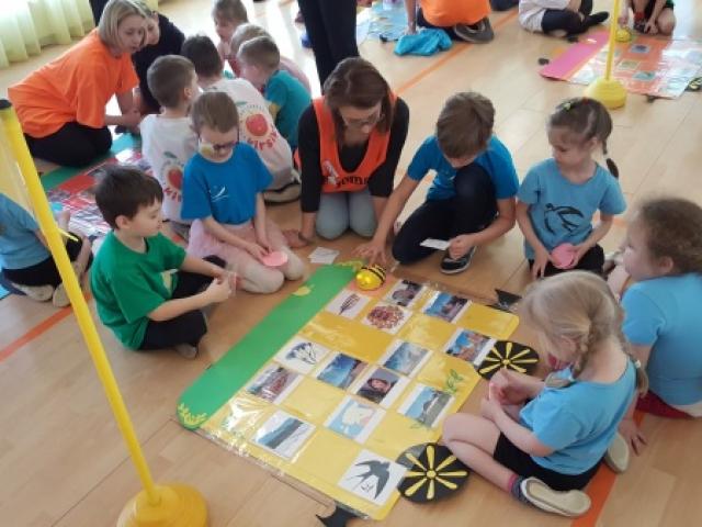 Kevadviktoriin Bee-Bot ja Blue-Bot minirobotidega kevadet otsimas ja tarkust kogumas.jpg