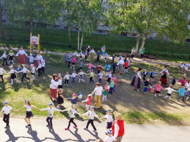 Mudilaste tantsupidu "Me armastame Eestit".jpg