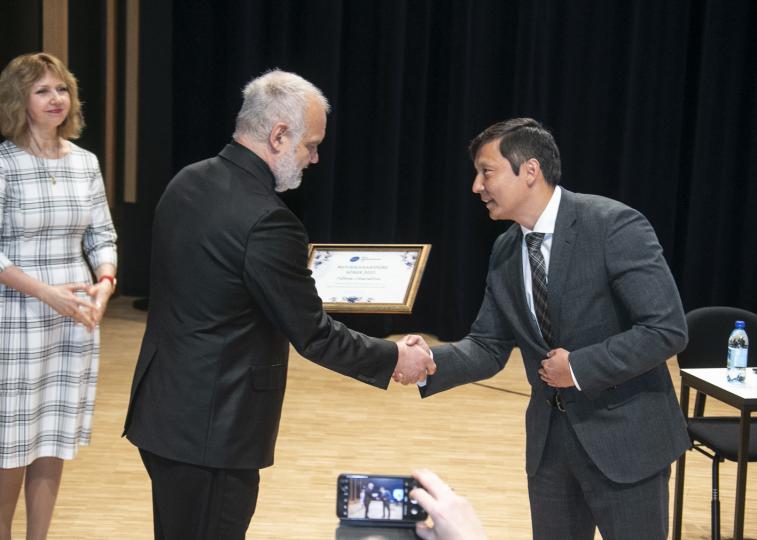 Muusikahariduse sõber 2022_üleandmine Mihhail Kõlvartile_foto Albert Truuväärt (1).jpg