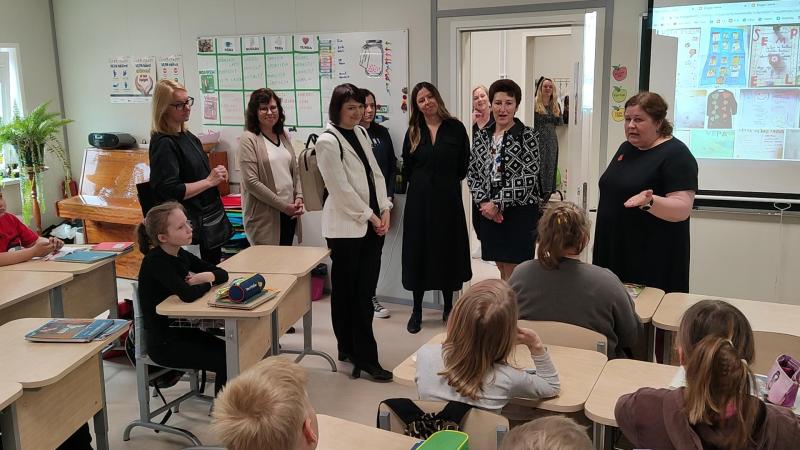 1_Lopuseminaril-osalejad-moodulmaja-vestlemas-Tiina-Tamiga.jpg