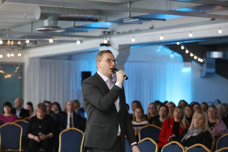 Haridustöötajate konverents eestikeelsele õppele ülemineku teemal_THA juhataja Kaarel Rundu_foto Aleksandr Guzhov_linnameedia.jpg