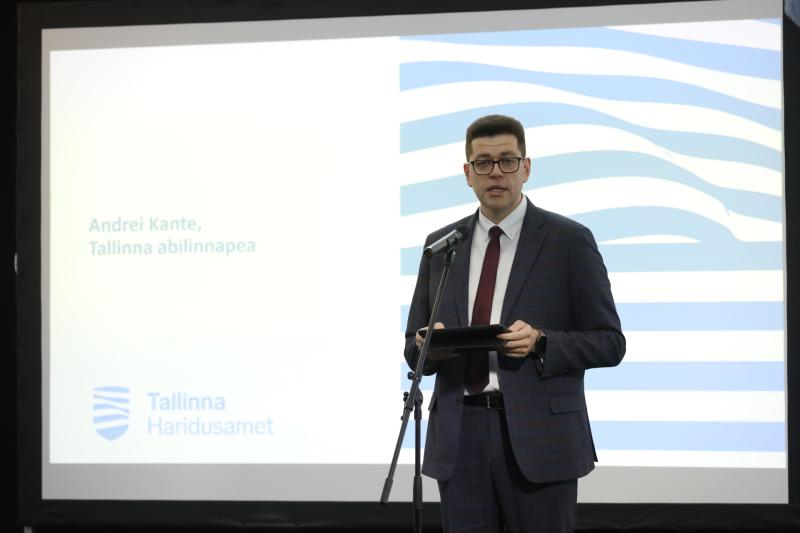 Haridustöötajate konverents eestikeelsele õppele ülemineku teemal_abilinnapea Andrei Kante_foto Aleksandr Guzhov_linnameedia.jpg