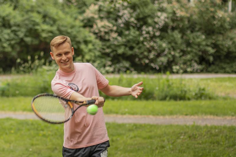 Kui aega, harrastab kesklinna vanem Sander Andla tennist. Liikuda on vaja ja mida rohkem liikumisvõimalusi, seda parem. Sel suvel saab sporti teha ka paljudel koolistaadionitel, mis antakse avalikku kasutusse, märkis linnaosavanem.