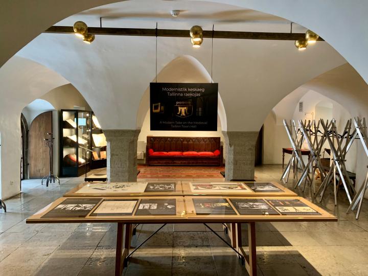 Näituse Modernistlik keskaeg Tallinna raekojas vaade Tallinna raekoja I korrusel