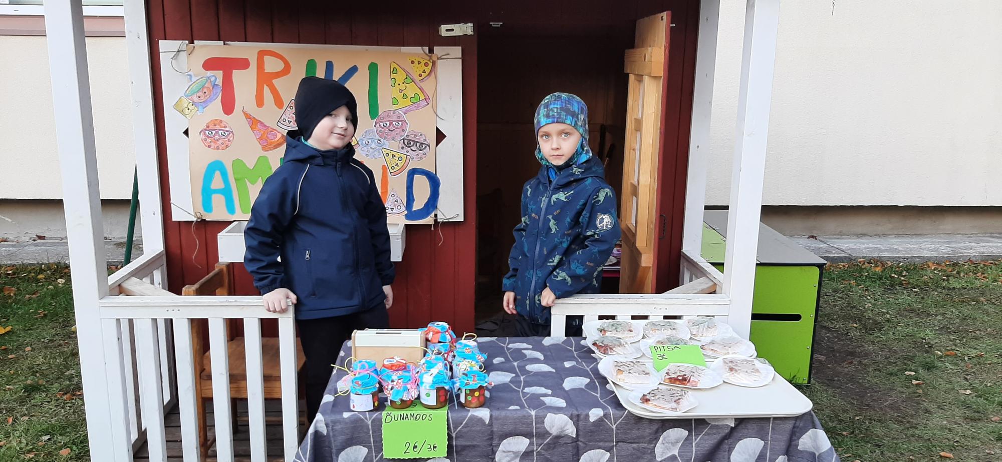 Trikide pizza ja õunamoos.jpg Trikide pizza ja õunamoos.jpg