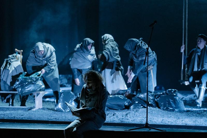teater_lavastus_foto_ksenija_kurs_tallinna_strateegiakeskus_flickr_linnameedia_53354647875_6acbe4f6f0_c.jpg