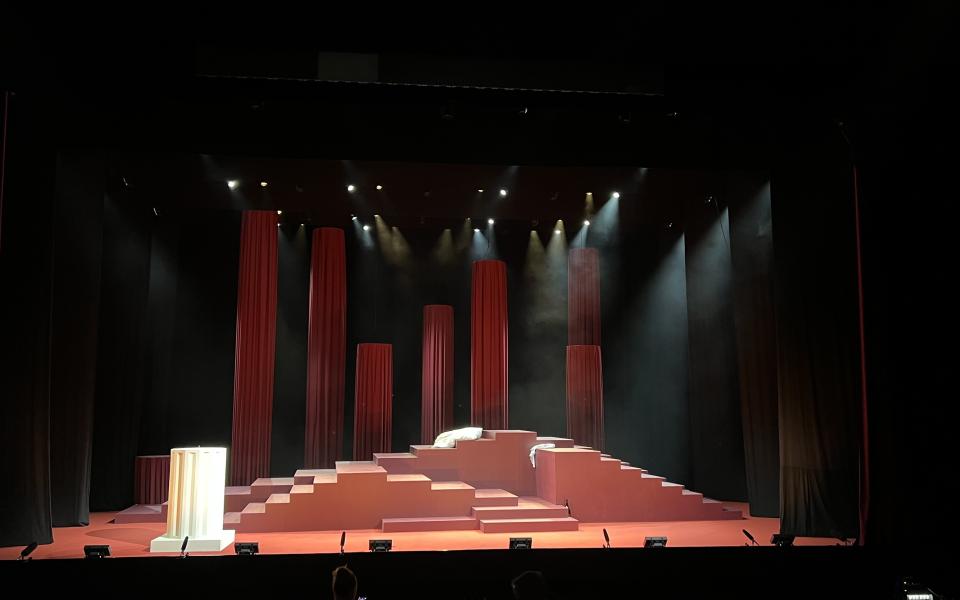 Birgitta festival: koomilise ooperi "Crisis" lava on etenduseks valmis (foto VeikoTubin)