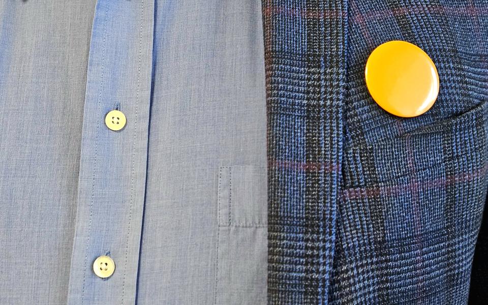 Oranžis toonis rinnamärk.jpg